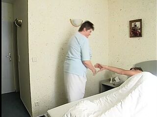 Manni fickt lieber die PLUS-SIZE Putzfrau als auf Montage zu sein