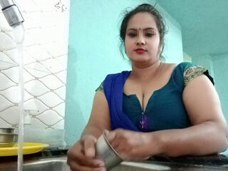 Desi Bhabhi ko Kitchen me Bartan dothe dheka or Bedroom me Bhabhi ko Chodha