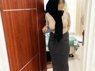 My friend's mother's plump hijab is very seductive
