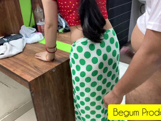 Tharki tailor bhabhi ka ek inch naapne laga aur khoob chudai kari