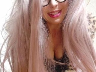 'the giantess has a stinking task for the micro man'