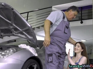 Old mechanic smash 21yo cockhungry slut in shop after BJ