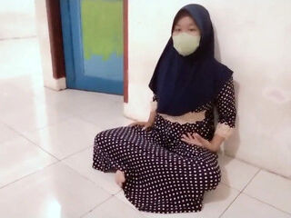 In a Quiet House, There Happens to Be a House Cleaner