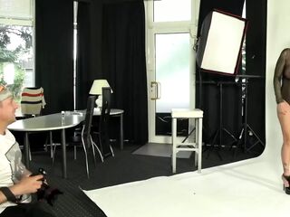 Deutsche Cougar Sloppy Tina vernascht BIG BLACK COCK beim Foto Shooting