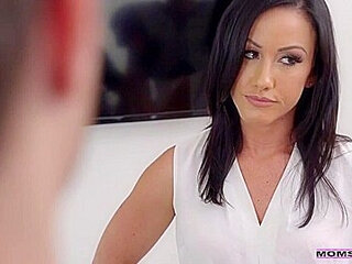 Jennifer White In Mom Takes The Team