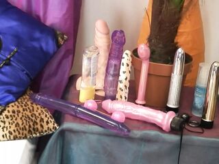 Zwei Omas treffen sich zur Dildoparty un lassen es ausufern