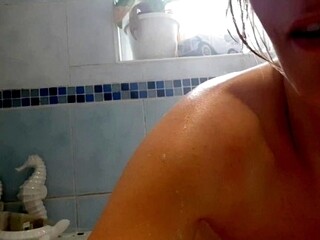 'PEE in HOT bath mmm (lovely STREAM in the STEAM !)'