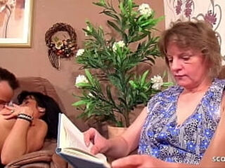 Reifes deutsches Paar treibt es vor der Putzfrau und sie muss mitmachen