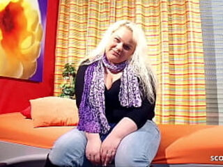 Reife deutsche Hausfrau mit Mega Eutern besorgt es sich selber