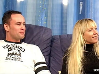 REIFE DEUTSCHE FRAU ZEIGT JUNGEN PAAR WIE SIE MIT SEINEM DICKEN SCHWANZ FICKT