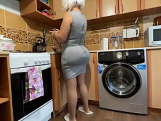 The son saw the big and mature ass of the stepmother that wants anal sex