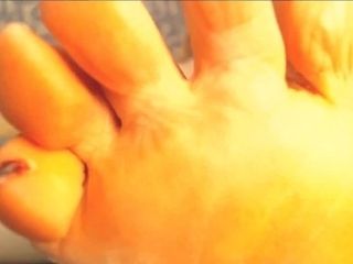 'Lick the mistress's dirty feet'