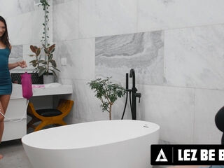 Jennifer White enjoys her showers with Katrina Colt's squirting pussy