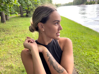 She was too horny in park so I fucked her